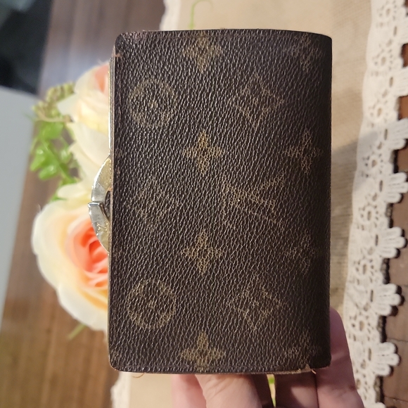 Authentic Louis Vuitton kisslock wallet - Picture 2 of 9